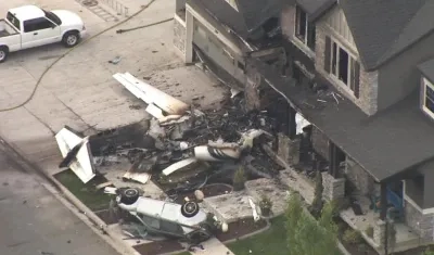 Un hombre estrella avioneta contra su casa en EE.UU