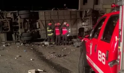 Bomberos en el lugar del accidente.