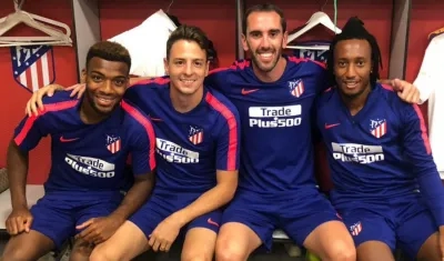 Diego Godín con los refuerzos del Atlético de Madrid, Lemar, Arias y Gelson.