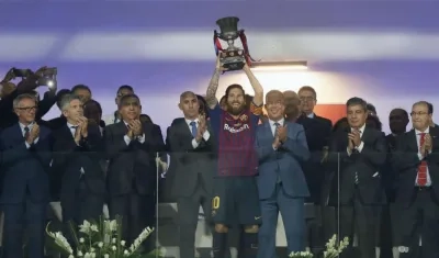 Lionel Messi levanta el trofeo de la Supercopa. 