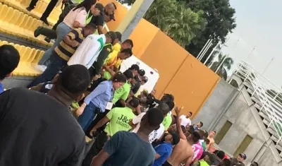 Pelea entre 'Pichú' Núñez y un hincha. 