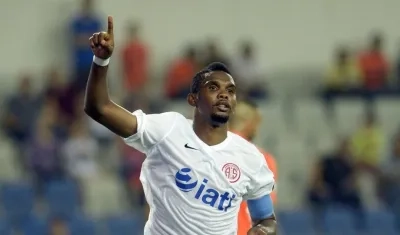 Samuel Eto'o, delantero africano. 