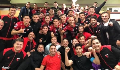 Jugadores de Colón celebrando en el camerino.