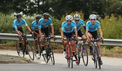 Ramiro Sosa conduce a sus compañeros de la Selección Colombia.
