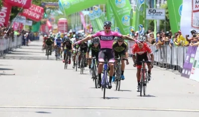 Juan Sebastián Molano se impone en la llegada. 