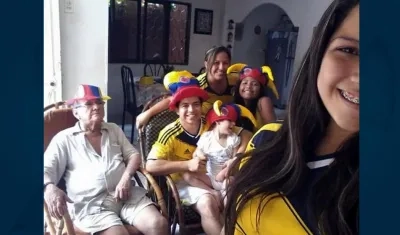 Juliana, en compañía de sus familiares.