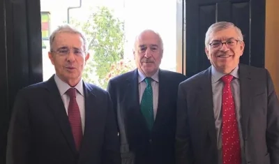 Presidentes Uribe, Pastrana y Gaviria, en la reunión de este jueves en Bogotá.