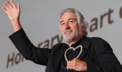 El actor Robert De Niro saluda a la audiencia en el Festival de Cine de Sarajevo.