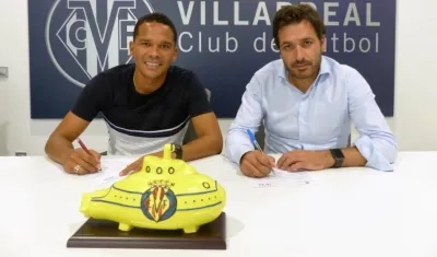 Carlos Bacca durante la firma del contrato que lo liga por 4 temporadas al VIllarreal.