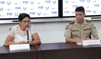 Fiscal de Ecuador y Director Policía Antinarcóticos, durante una rueda de prensa.