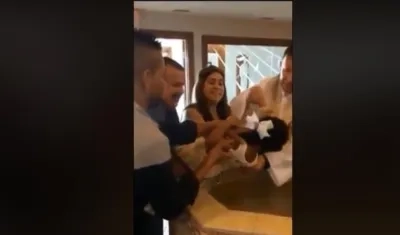 Momento en que la niña es bautizada.