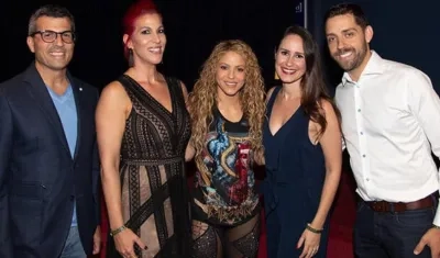 Shakira con miembros de la red LCI Education.