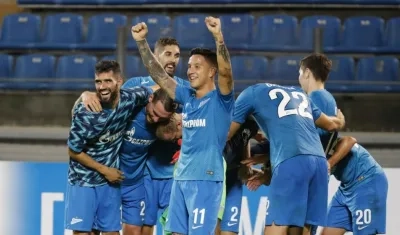 Jugadores del Zenit celebran tras uno de los goles. 