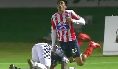 Falta cometida a Fabián Sambueza durante el partido.