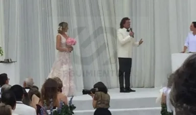 Carlos Vives y Claudia Helena, en plena ceremonia.