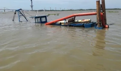 La draga hundida causante de la emergencia.