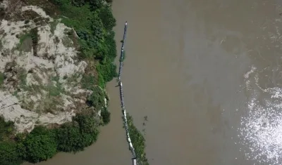 Barrera de contención en la zona de emergencia.