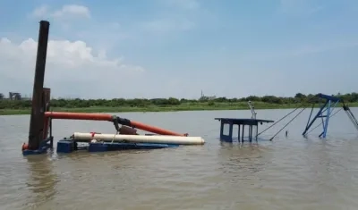 Fotografía facilitada por la Triple A de la emergencia que enfrenta para contener el hidrocarburo y que no llegue a la bocatoma.