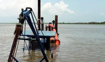 Barcaza hundida en el río Magdalena con el ACPM que ocasionó la emergencia. 