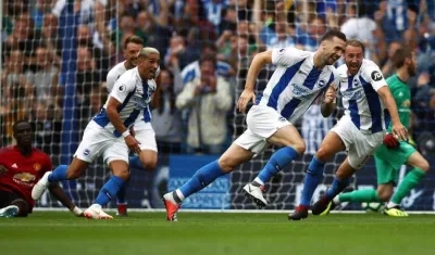 Jugadores del Brighton celebrando uno de los goles. 