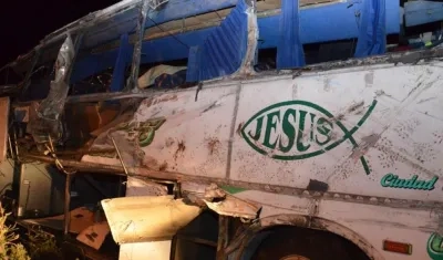 Así quedó el bus después del accidente. 