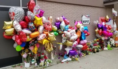 Ofrendas dejadas por los fans.