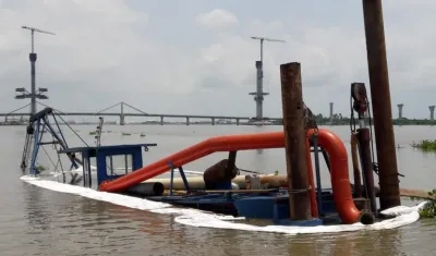 La draga rodeada de barreras.