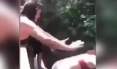 Momento en el que Taylor Smith es empujada por su amiga.