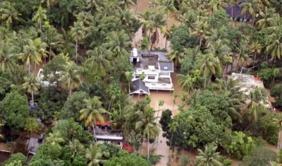 Vista aérea de una zona afectada durante las inundaciones sufridas en Kochi (India).