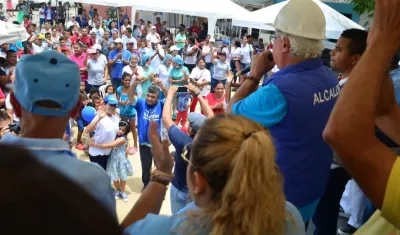 El Alcalde Joao Herrera dirigiéndose a los habitantes del sector.
