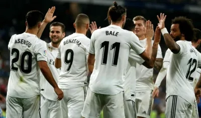 Jugadores del Real Madrid festejan la anotación. 