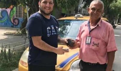 Antonio Zegarra junto al taxista Diógenes Iguarán Barros.