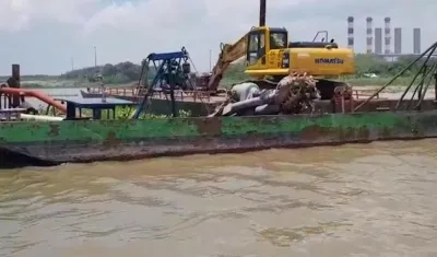 Equipo dispuesto para el rescate de la draga.