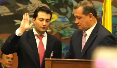 El nuevo Contralor asumiendo el cargo.