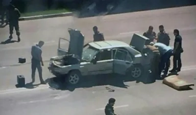 Atacantes abatidos en un vehículo. 