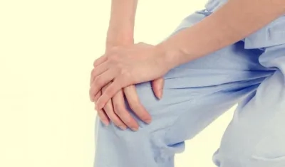 Manos sobre las piernas para controlar el movimiento.