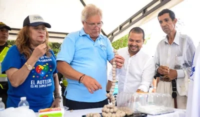El Alcalde, la primera gestora y el Secretario de Cultura, degustando la butifarra.