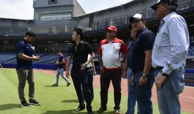 La delegación de la Confederación Mundial de Béisbol y Sóftbol inspecciona el Édgar Rentería.