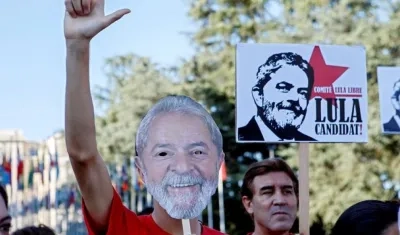Brasileños apoyando a Lula da Silva.