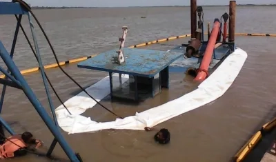 La draga hundida que produjo la emergencia.