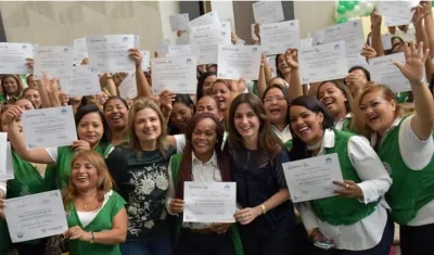 Las emprendedoras con la primera dama del Distrito, Katia Nule.