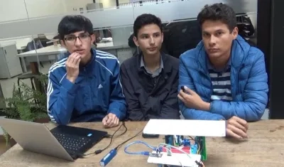 Tres de los 4 estudiantes de ingeniería electrónica que idearon una autocamilla.