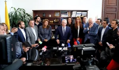 El senador Álvaro Uribe al radicar el proyecto que busca subir el salario mínimo.