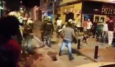 Momento cuando el joven fue agredido por los policías. 