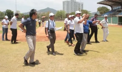 Visita de la WBSC al estadio de Santa Marta. 