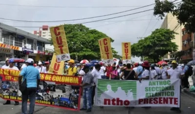 Miembros de la CUT marchando en el día del trabajador. 