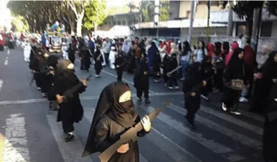 Niñas preescolares disfrazadas de muyahidín con réplicas de madera de armas de fuego ha desatado polémica en Indonesia.