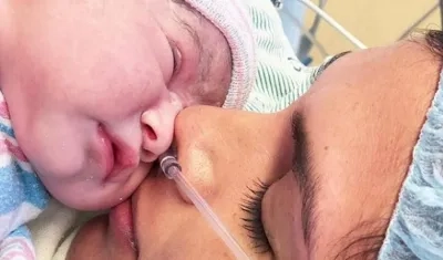 María del Carmen junto a su madre María Alexandra Becerra.