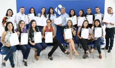 Icontec entregando certificación a Secretaría de Educación. 