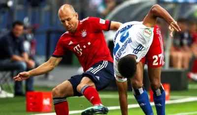 Arjen Robben, jugador estelar del Bayern, hace una gambeta. 